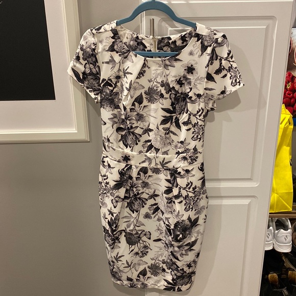 Suzy Shier Medium Flowered Dress NWT - Picture 1 of 5